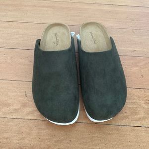 Universal thread. Hunter green mules/clog